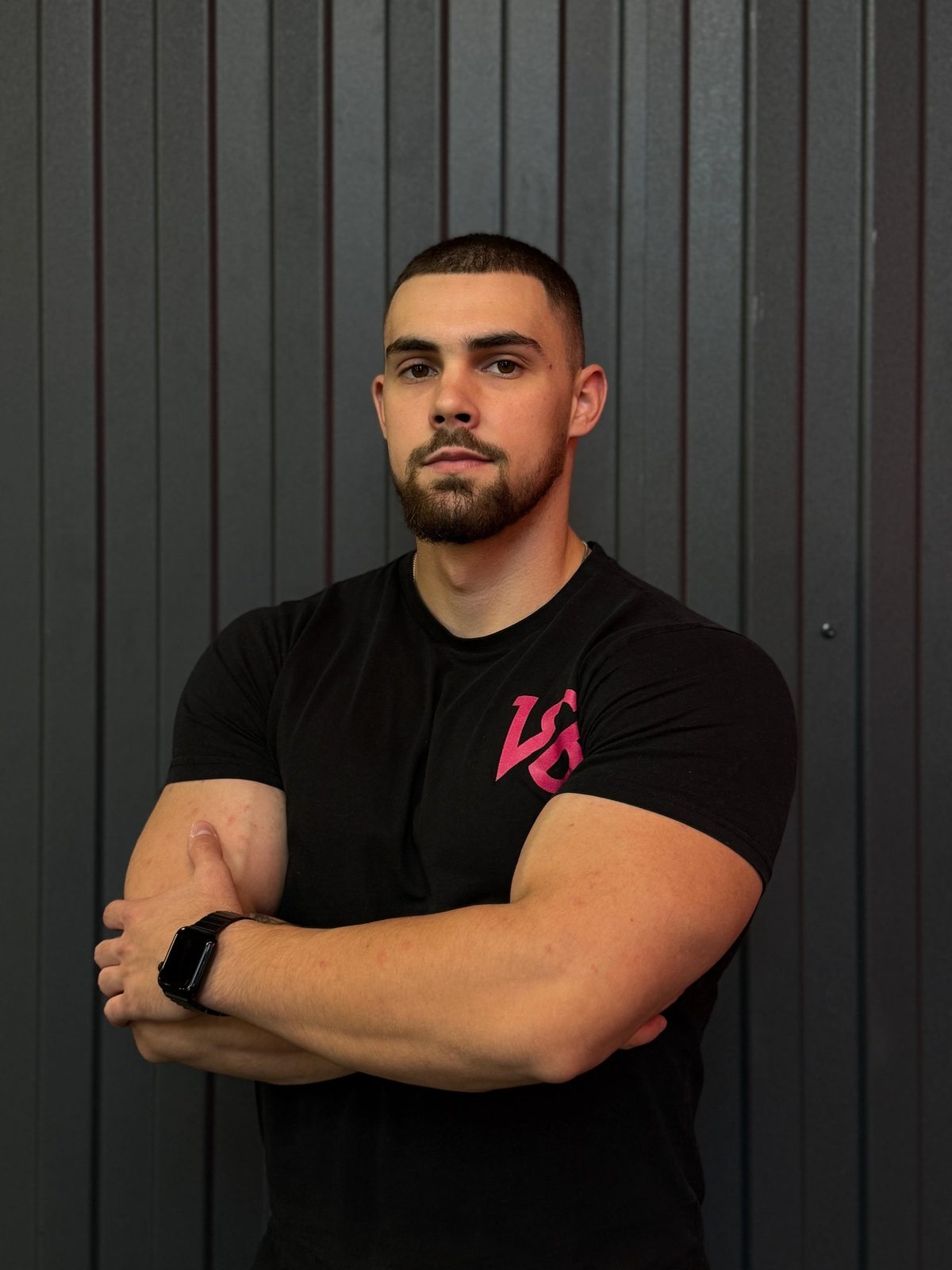 Portret Alex Popa, cu brațele încrucișate